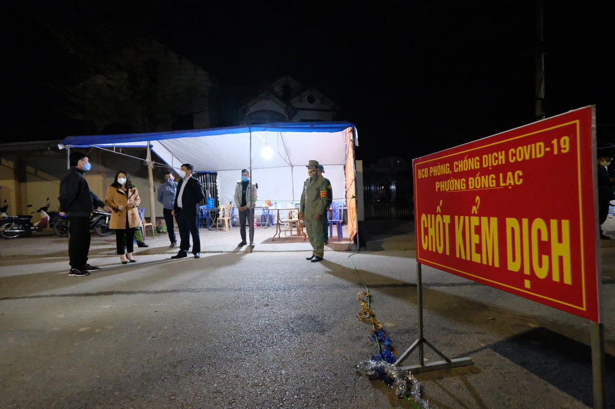 Lực lượng chức năng đang hết mình làm nhiệm vụ để phòng dịch COVID-19.