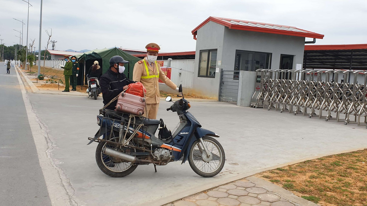 Người dân chấp hành nghiêm các quy định phòng dịch.