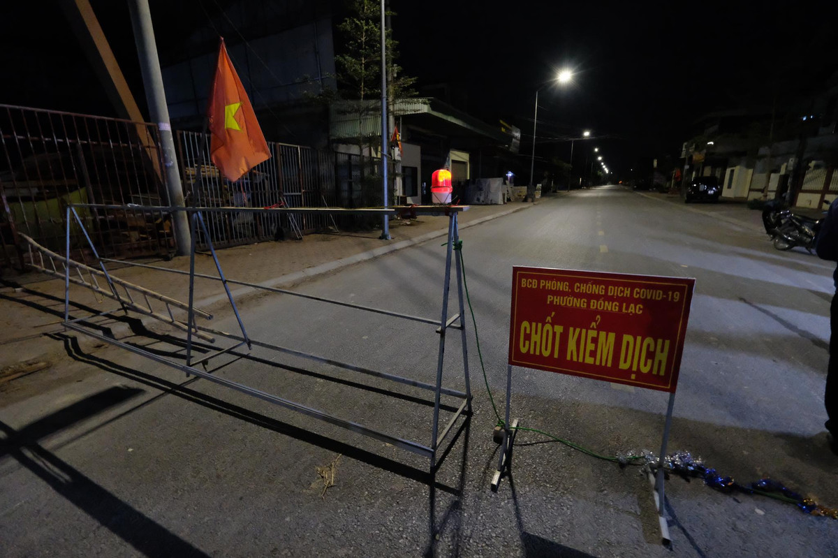 Barie chặn đường để kiểm tra người dân qua chốt.