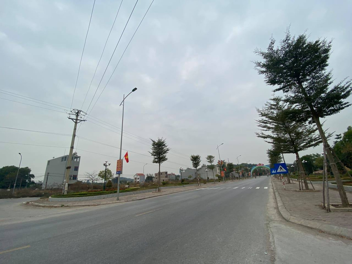 Đường phố thành phố Chí Linh vắng lặng do người dân chỉ ra ngoài khi có việc thật sự cần thiết.