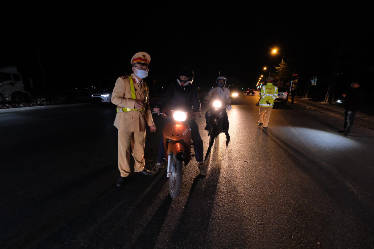 Tất cả các trường hợp qua chốt đều được kiểm tra thân nhiệt. Đối với các trường hợp có triệu chứng sốt, ho, khó thở… sẽ được yêu cầu kiểm tra sức khỏe.