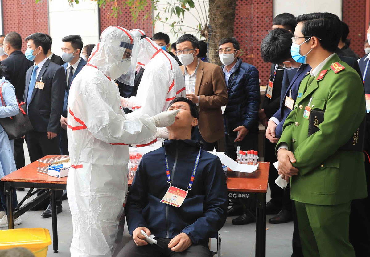 Trước đó, để phục vụ tổ chức Đại hội đại biểu toàn quốc lần thứ XIII của Đảng, nhất là bảo đảm công tác phòng, chống dịch bệnh, Tiểu ban Tổ chức phục vụ Đại hội đã tổ chức xét nghiệm 2 lần đối với 100% đại biểu dự Đại hội, cán bộ phục vụ, các phóng viên, kỹ thuật viên báo chí trong và ngoài nước. Kết quả cả hai lần xét nghiệm 100% âm tính với SARS-CoV-2.