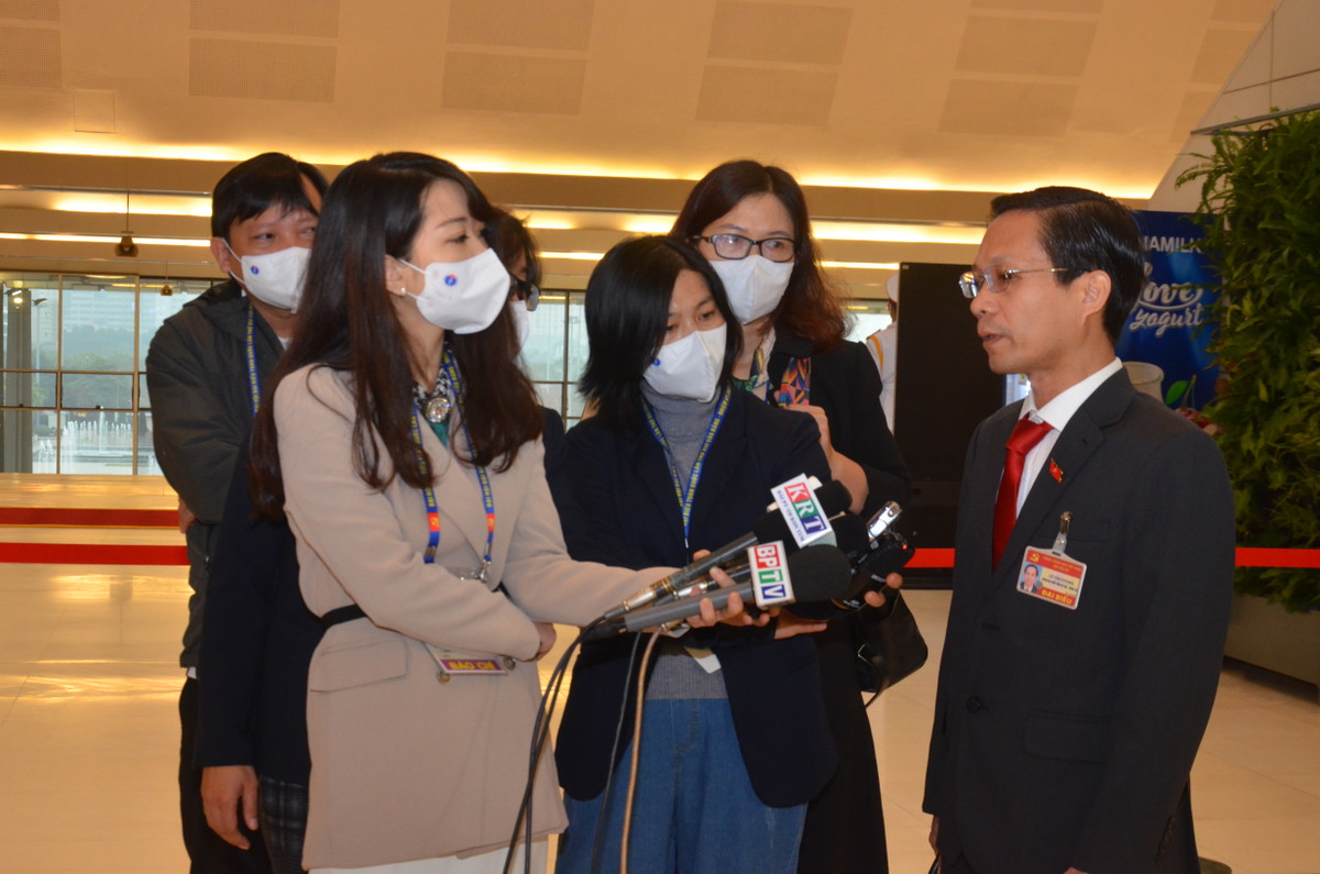 Các PV tác nghiệp đều đeo khẩu trang khi phỏng vấn.