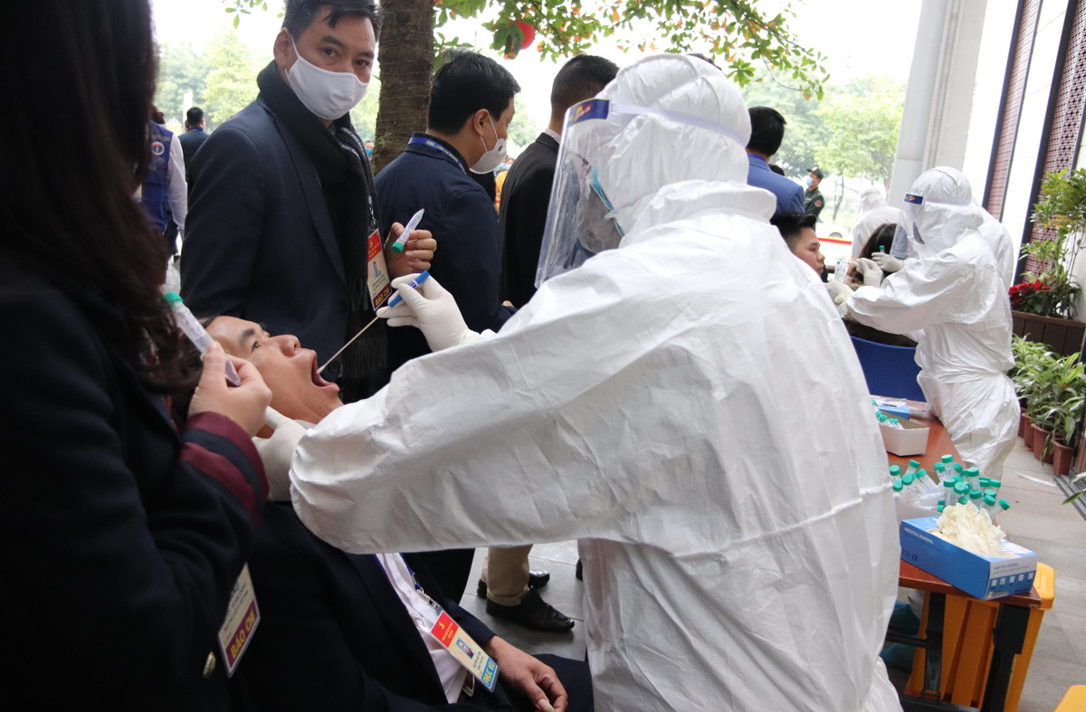 Công tác lấy mẫu xét nghiệm dịch họng và dịch mũi.