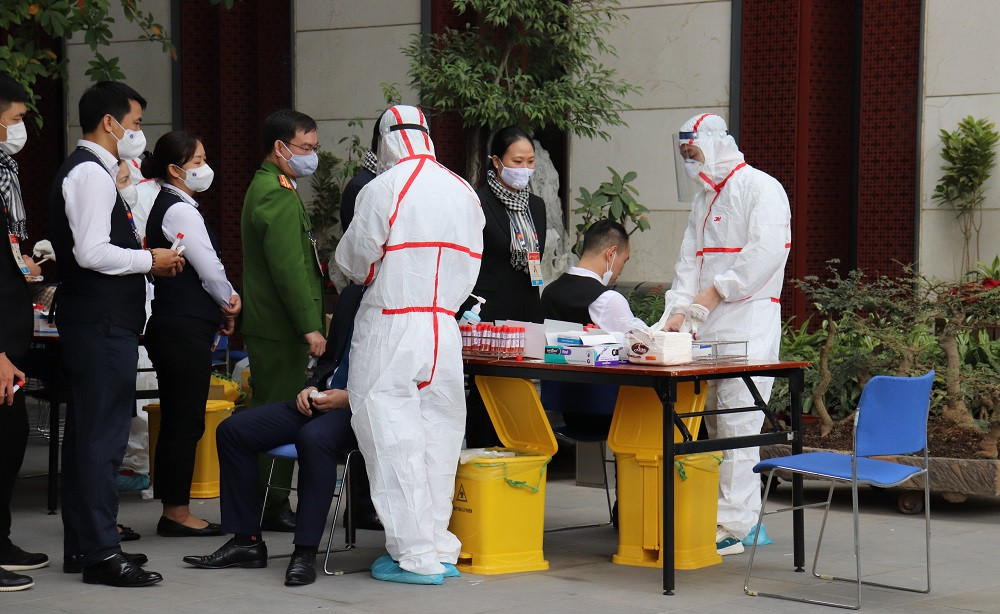 Việc xét nghiệm diễn ra nhanh chóng, cẩn trọng.