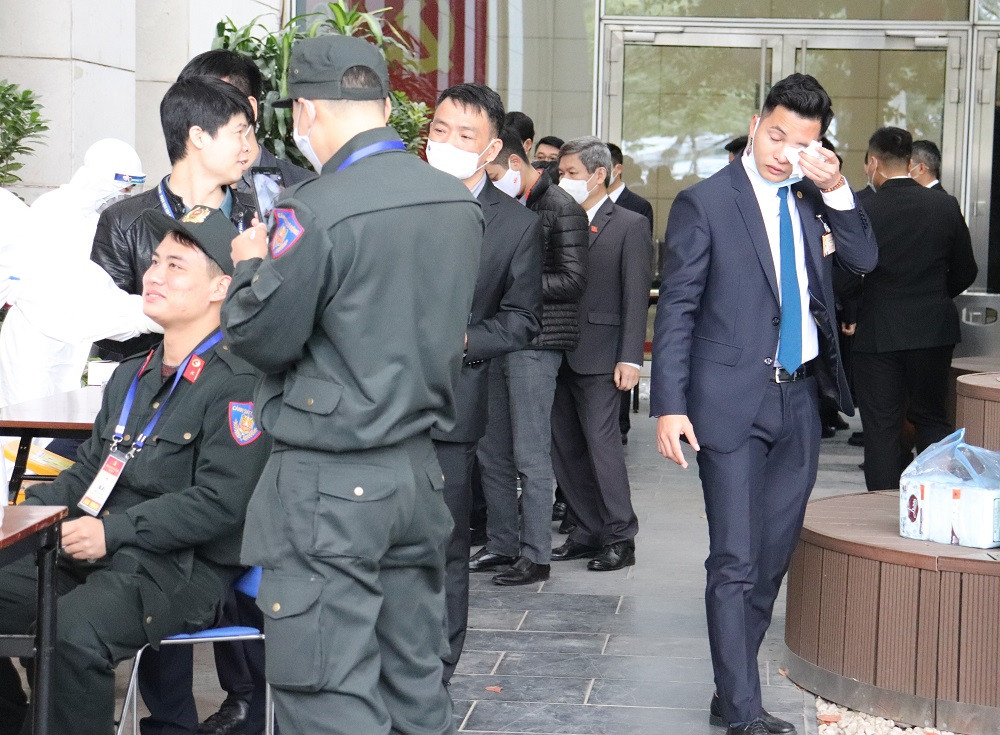 Một nhân viên an ninh được xét nghiệm.