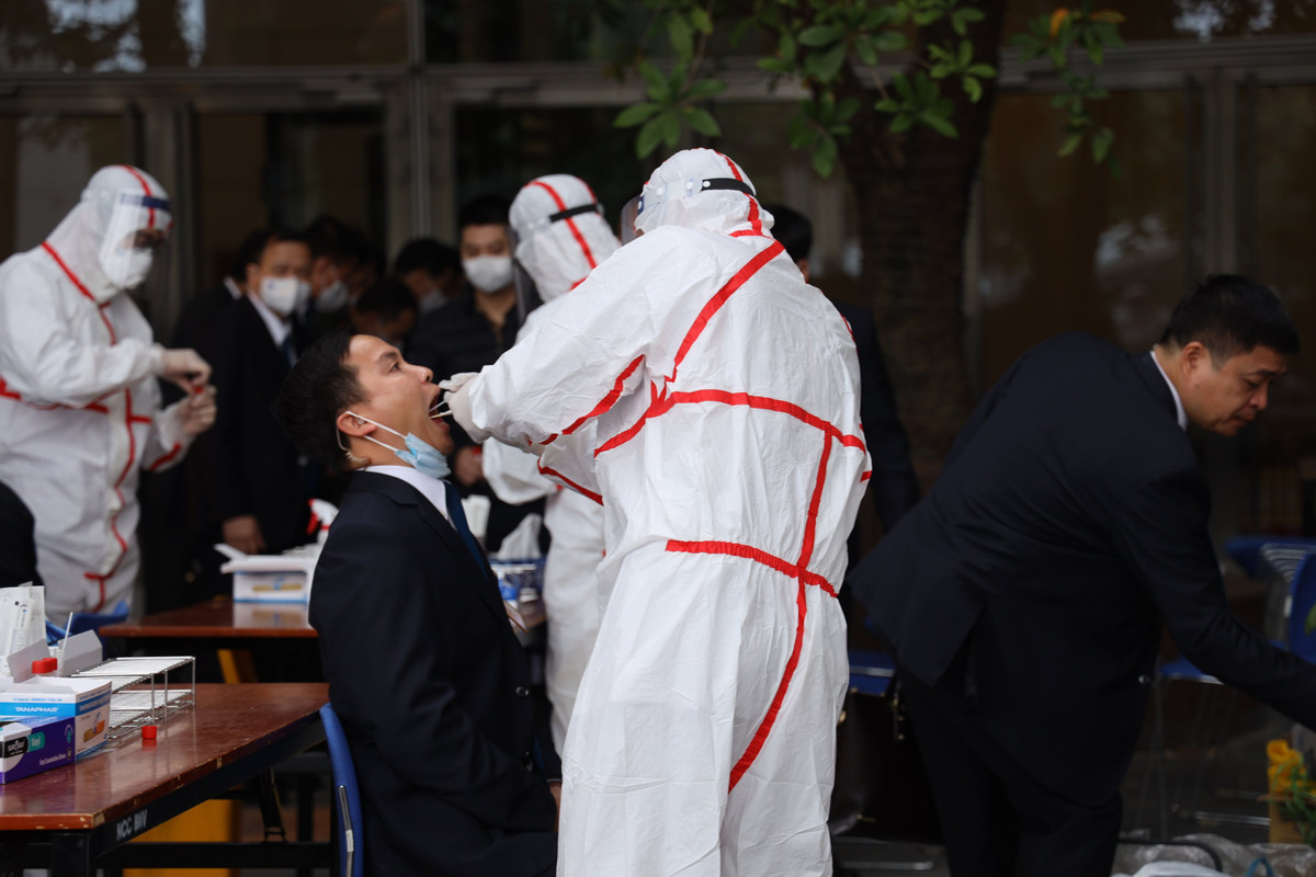 Trước đó, chiều 28/1 đã có 600 người được xét nghiệm COVID-19. Toàn bộ đại biểu đã được xét nghiệm COVID-19 tại nơi ăn nghỉ, trong khi lực lượng báo chí, an ninh, phục vụ được xét nghiệm từ sáng 29/1. Dự kiến trong ngày hôm 29/1 sẽ hoàn thành công tác xét nghiệm COVID-19 của Đại hội. Công tác đảm bảo an toàn, phòng chống dịch bệnh tại Đại hội XIII đã được nâng lên mức cao nhất. 