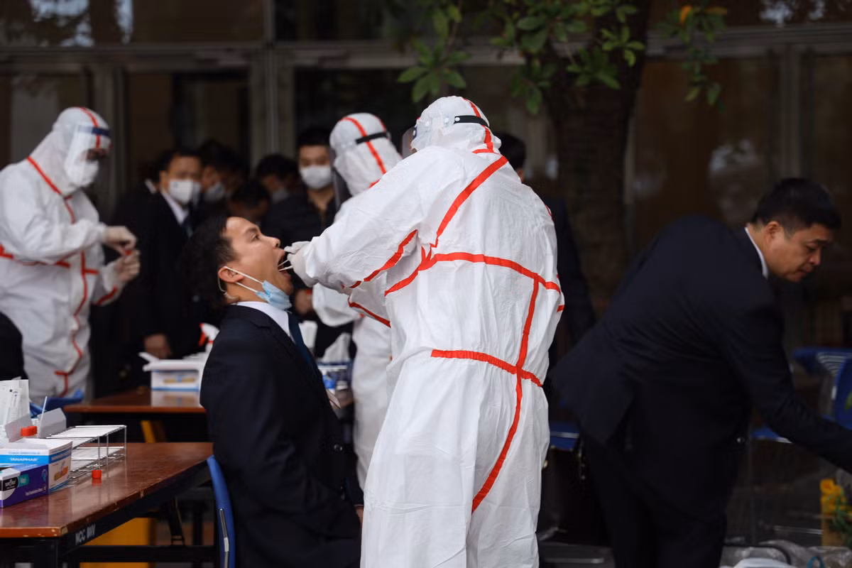 Trước đó, chiều 28/1 đã có 600 người được xét nghiệm COVID-19. Toàn bộ đại biểu đã được xét nghiệm COVID-19 tại nơi ăn nghỉ, trong khi lực lượng báo chí, an ninh, phục vụ được xét nghiệm từ sáng 29/1. Dự kiến trong ngày hôm 29/1 sẽ hoàn thành công tác xét nghiệm COVID-19 của Đại hội. Công tác đảm bảo an toàn, phòng chống dịch bệnh tại Đại hội XIII đã được nâng lên mức cao nhất. 