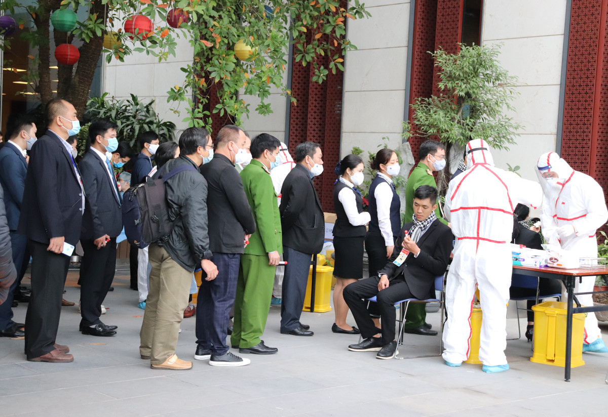 Xet nghiem COVID-19 cho cac nha bao, can bo phuc vu Dai hoi Dang lan thu XIII-Hinh-2