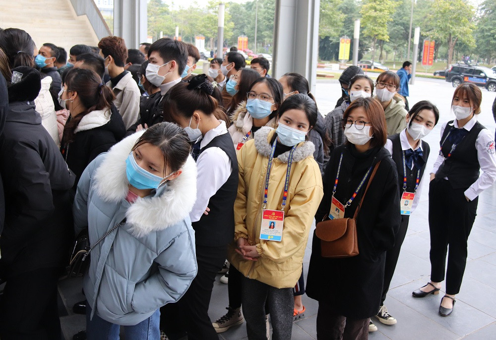 Tất cả các PV, cán bộ, nhân viên phục vụ Đại hội Đảng lần thứ XIII đều nghiêm túc chấp hành việc xét nghiệm COVID-19. Họ xếp hàng thực hiện xét nghiệm COVID-19 theo yêu cầu của Tiểu ban Y tế. 