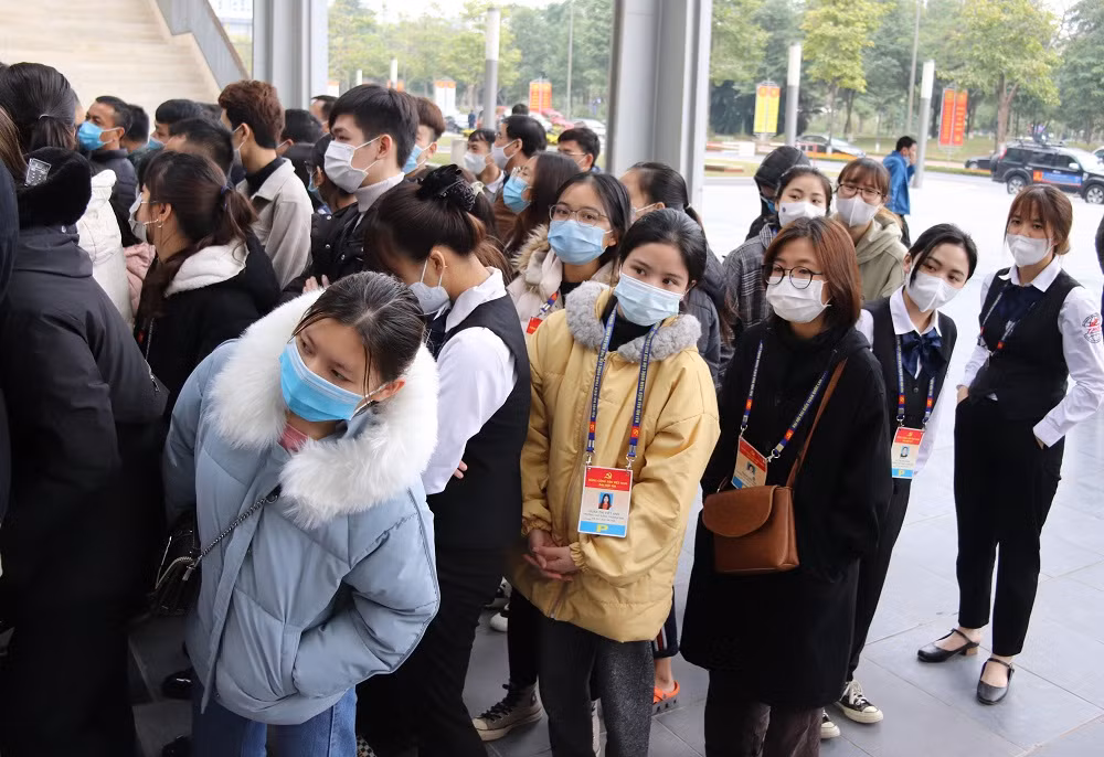 Tất cả các PV, cán bộ, nhân viên phục vụ Đại hội Đảng lần thứ XIII đều nghiêm túc chấp hành việc xét nghiệm COVID-19. Họ xếp hàng thực hiện xét nghiệm COVID-19 theo yêu cầu của Tiểu ban Y tế. 