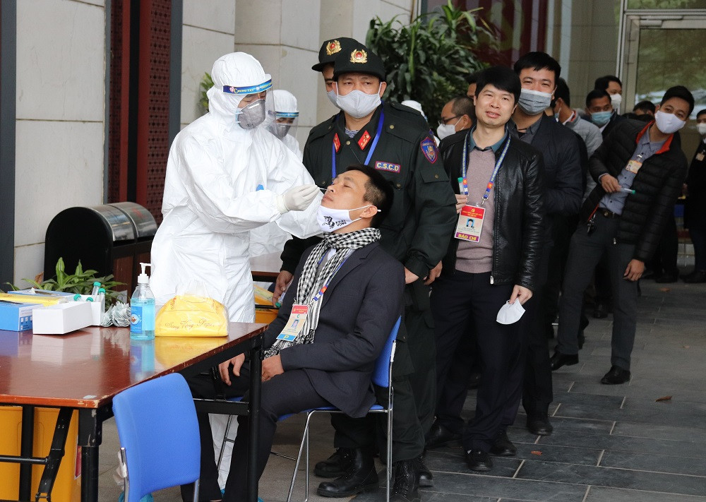 Người đến xét nghiệm xếp hàng chờ đến lượt.