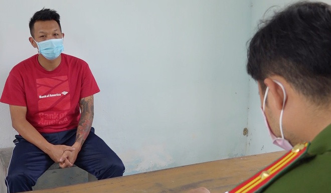  Bị ngăn cản đánh bạc, đạp vào bụng công an: Ngày 16/1, Công an huyện Chợ Mới, tỉnh An Giang, tạm giữ hình sự Trần Chí Hùng (29 tuổi, ngụ xã Kiến An) để điều tra về hành vi Chống người thi hành công vụ. Trước đó, chiều 13/1, Hùng với nhiều người chơi lắc xí ngầu (tài xỉu) ăn tiền ở ấp Hòa Hạ, xã Kiến An. Khi bị đoàn tuần tra nhắc nhở, thu giữ tang vật, Hùng đã đạp vào bụng anh Nhất, công an xã khi phát hiện cán bộ này dùng điện thoại quay clip.