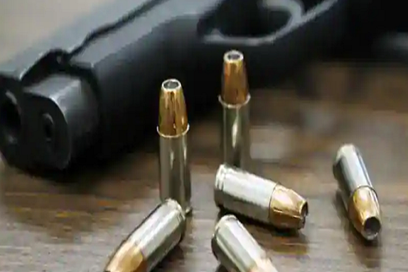  Giằng co với vợ, súng cướp cò khiến người chồng tử vong. Ngày 16/1, bà Lô Thị Thuỷ, Chủ tịch UBND xã Lạng Khê, huyện Con Cuông (Nghệ An) cho biết, trên địa bàn vừa xảy ra vụ việc, khiến 1 người đàn ông tử vong. Ngày 12/1, khi anh V.V.H. (SN 1954, trú tại xã Lạng Khê) đi uống rượu về say rồi xảy ra cãi vã với vợ. Do bực tức nên người chồng lấy súng ở trong nhà ra định tử tự. Thấy vậy, vợ anh H. lao vào giành súng, can ngăn chồng. Tuy nhiên, khẩu súng phát nổ trúng vào anh H. dẫn đến tử vong. 