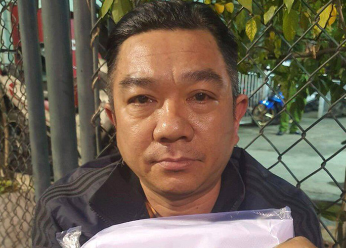  Kéo cả họ hàng tổ chức sòng bạc tại khu phố Tây. Công an quận 1, TP HCM đang tạm giữ 15 đối tượng để điều tra, xử lý về hành vi "Đánh bạc" và "Tổ chức đánh bạc". Sòng bạc này do Nguyễn Văn Thanh (SN 1959, ngụ quận 1) cầm đầu. Những người trong một gia đình tổ chức rất tinh vi ở đường Bùi Viện (phường Phạm Ngũ Lão, quận 1). Con bạc tham gia sát phạt đa số là nghiện ma tuý, từng có tiền án, tiền sự. Rạng sáng ngày 13/1, khi Thanh đang tổ chức xóc bầu cua ăn tiền tại một căn nhà trên đường Bùi Viện thì bị lực lượng công an bắt quả tang. 