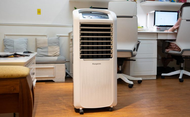 Độ ẩm trong phòng có quạt điều hòa cũng sẽ cao hơn các phòng khác, do đó, một số đồ nội thất hoặc thiết bị điện tử nhạy cảm rất dễ bị ảnh hưởng khi quạt hoạt động.