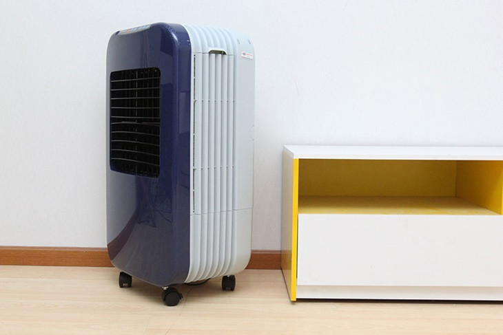 Khi hoạt động, không khí nóng xung quanh được hút vào quạt từ nhiều hướng khác nhau, qua tấm lọc bụi sau đó đi vào tấm làm mát. Hệ thống bơm nước sẽ bơm nước từ dưới bình chứa để làm ướt tấm làm mát. Không khí nóng khi đi vào sẽ bị hệ thống này hấp thụ nhiệt.