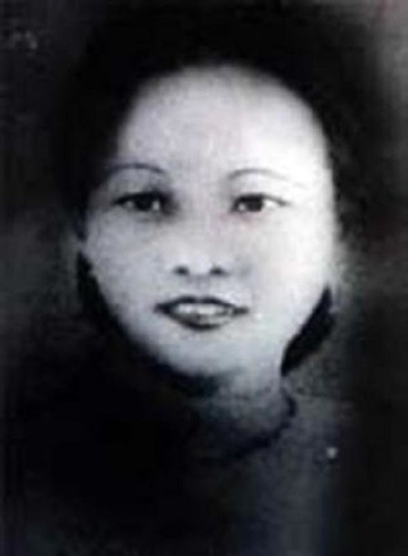 Một bóng hồng nữa của Hàn Mặc Tử là Mai Đình. Mai Đình thực ra không phải là một nàng thơ. Đúng nghĩa, nàng là một người bạn văn chương của chàng. Nàng gặp Hàn Mặc Tử khi chàng đã lâm trọng bệnh, xa lánh tất cả mọi người.