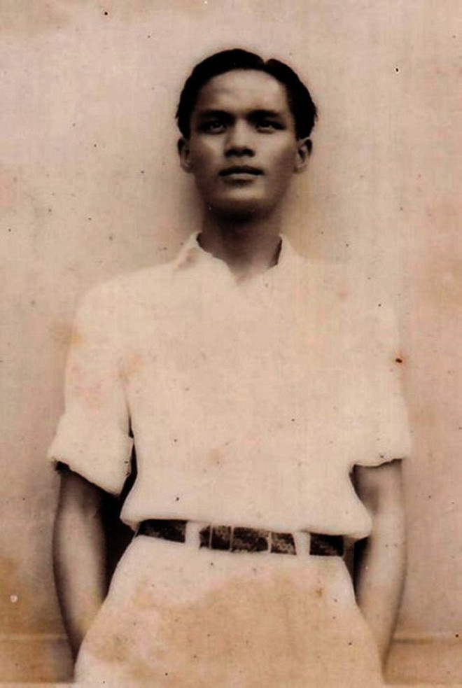 Đó là hội Chùa Hương năm 1934, hai người cùng hai nữ sinh Hà thành đi trẩy hội, đến rừng mơ liền gặp một bà mẹ cùng cô gái độ tuổi trăng rằm. Vẻ đẹp thánh thiện mang nét chân quê của cô gái đã hớp hồn hai chàng thi sĩ đến nỗi bỏ quên cả hai cô bạn gái, khiến họ giận dỗi bỏ đi.