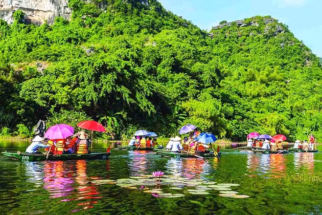 Nghĩ bài bị từ chối do mình là ca sĩ, vậy nên ông lại gửi bài hát nhưng ký tên Trần Văn Khê - một nhà nghiên cứu âm nhạc dân gian nổi tiếng đang cư trú ở nước ngoài. Ông nghĩ, ở tận trời Tây, GS. Trần Văn Khê không biết việc này nên cứ tìm cách để bài hát được sử dụng đã, rồi tính sau.