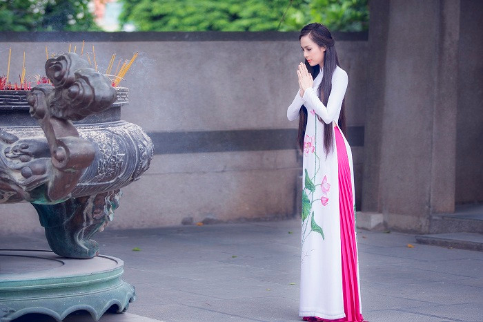 Nguyễn Vỹ kể lại, hai hôm sau về Hà Nội, Nguyễn Nhược Pháp đã viết xong bài thơ Chùa Hương. "Nhược Pháp lấy cuộc gặp gỡ lý thú của chúng tôi với có gái quê làm đề tài và tưởng tượng thêm ra, thành bài thơ đẹp, giọng ngây thơ, y như cô gái chùa Hương hôm ấy..."