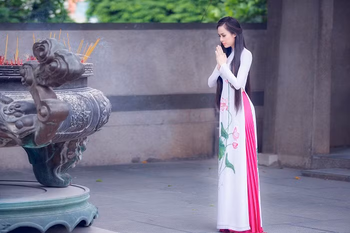 Nguyễn Vỹ kể lại, hai hôm sau về Hà Nội, Nguyễn Nhược Pháp đã viết xong bài thơ Chùa Hương. "Nhược Pháp lấy cuộc gặp gỡ lý thú của chúng tôi với có gái quê làm đề tài và tưởng tượng thêm ra, thành bài thơ đẹp, giọng ngây thơ, y như cô gái chùa Hương hôm ấy..."