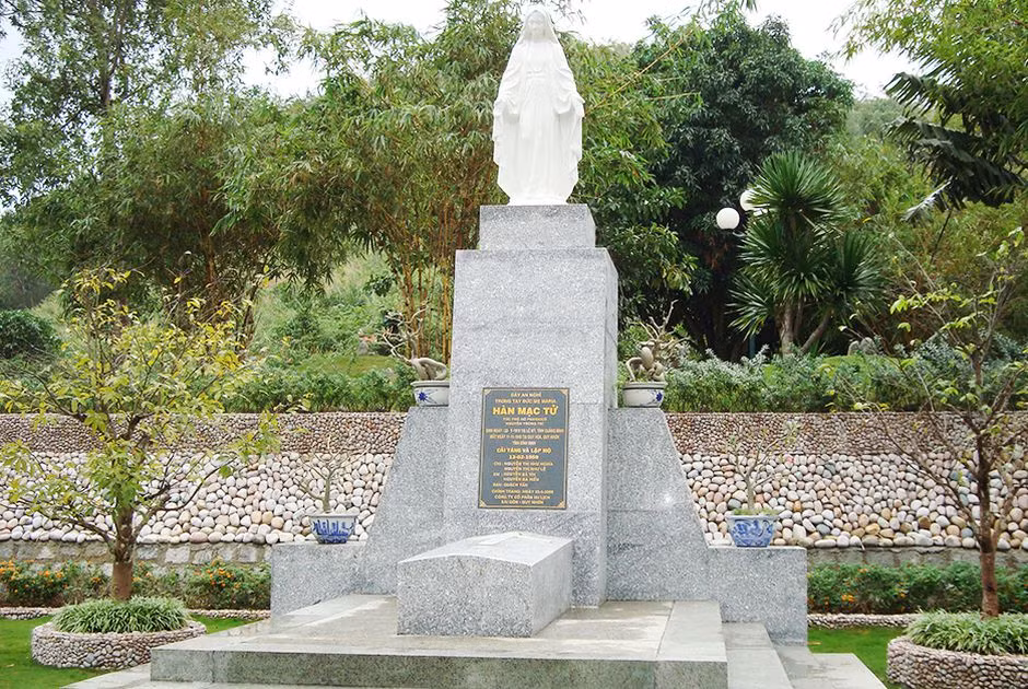 Năm 1940, Hàn Mặc Tử qua đời sau những ngày tháng chống chọi bệnh tật. Cho đến nay nhắc đến cuộc đời và thơ ông, người ta vẫn nhắc đến những bóng hồng đã từng ngang qua đời ông như một định mệnh.