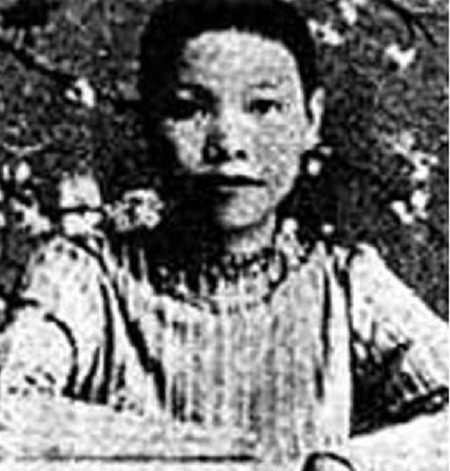 Mối tình da diết nhất của chàng thi sĩ Hàn Mặc Tử đa tình gắn liền với cái tên Mộng Cầm (quê ở Phan Thiết, Bình Thuận) tên thật là Huỳnh Thị Nghệ. Trong lần vào Phan Thiết thăm Mộng Cầm, người đẹp đã đưa Hàn Mặc Tử lên lầu Ông Hoàng.