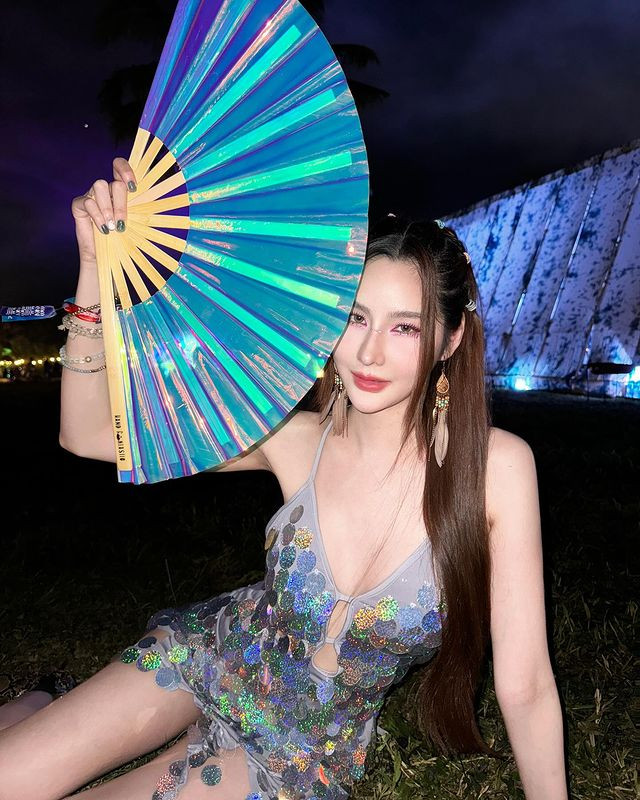 Sau đó, chính Sirada Angkapanomprai tiết lộ, cô nàng đi dự sự kiện và background đống rơm là một phối cảnh của sự kiện này.