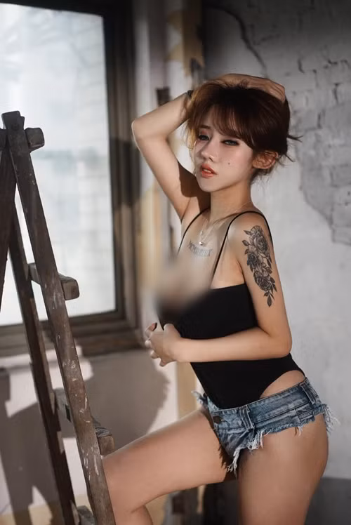 Song, theo nhiều người, Thiều Tuyên nên hạn chế những trang phục hở hang quá đà để lấy lại thiện cảm của người hâm mộ.