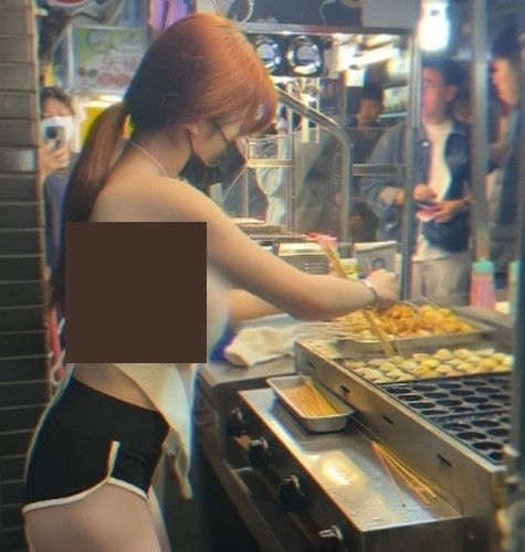 Trong những hình ảnh này, có thể thấy được hot girl diện quần short thun cực ngắn mix cùng chiếc áo yếm có thiết kế xuyên thấu.