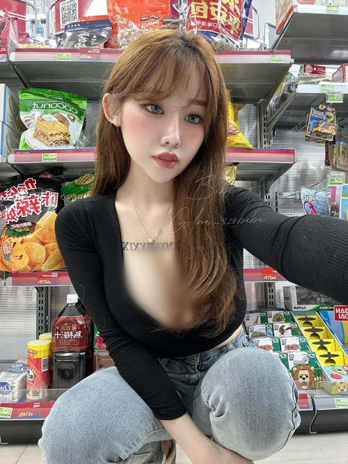 Tuy vậy, cũng không ít lần hot girl vấp phải sự chỉ trích vì gu thời trang táo bạo, hở hang.