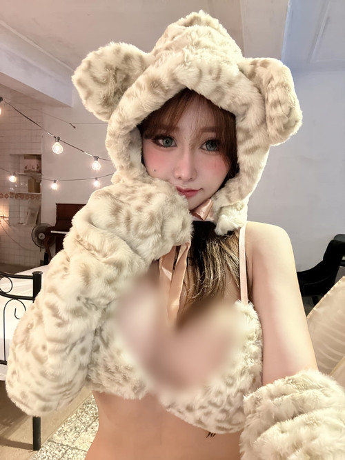 Theo tìm hiểu, từ khi còn đang là học sinh, Thiều Tuyên đã cực kỳ nổi tiếng, cô nàng cũng được bầu chọn là hoa khôi của ngôi trường mình theo học.