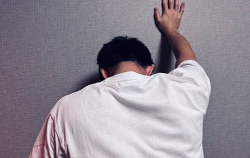 Nuoi con trai 18 nam, bang hoang phat hien la...em ruot