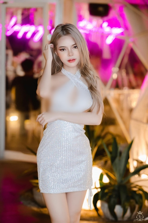 Nổi lên từ một bộ ảnh làm mẫu cho shop thời trang, Saranya Sonpha từng bước nhận được sự quan tâm, chú ý.