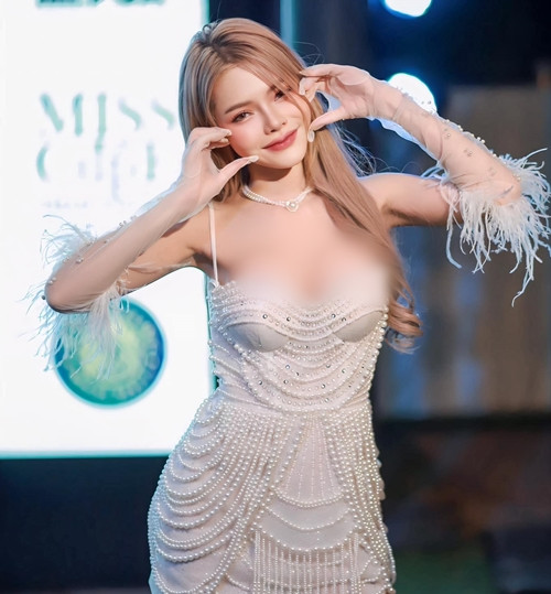 Tuy vậy, cô nàng cũng gặp phải nhiều chỉ trích vì ăn mặc quá hở hang, thiếu vải.