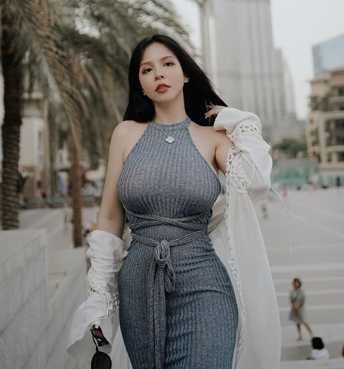 Dạo gần đây cô nàng còn giảm thành công 10kg, lấy lại vóc dáng đồng hồ cát vạn người mê.