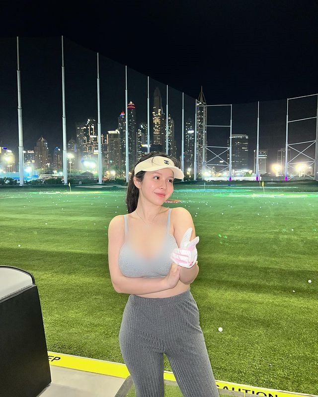 Bất chấp các quy định bất thành văn về việc chơi golf phải ăn mặc lịch sự, chỉn chu, Mandi vẫn một mình một kiểu.