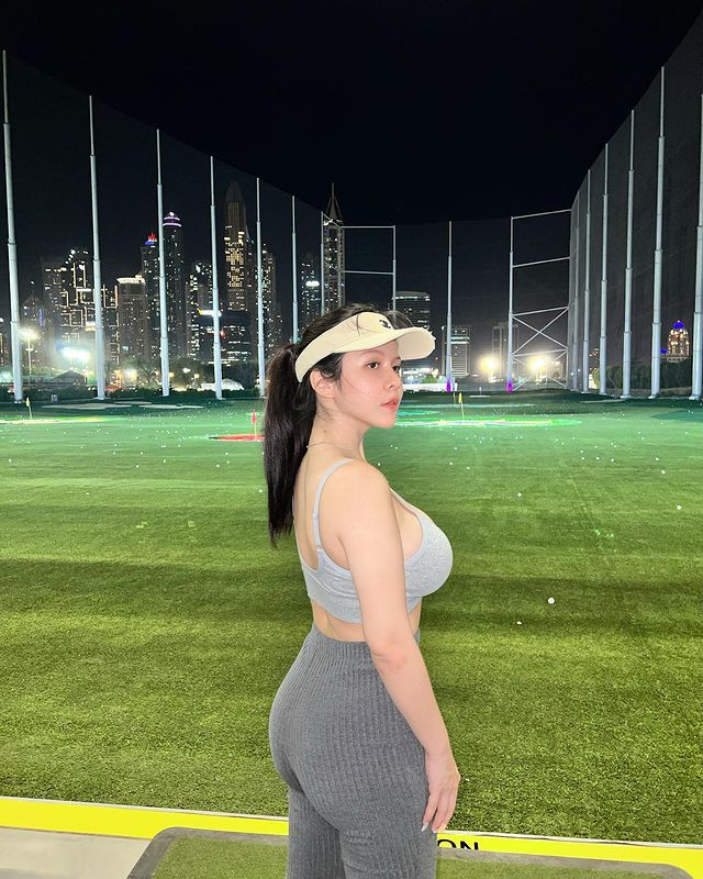 Cô nàng diện đồ bó sát, hở hang, trễ nải đúng phong cách của mình, bất chấp những lời chỉ trích nặng nề.