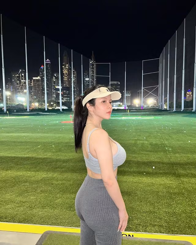 Cô nàng diện đồ bó sát, hở hang, trễ nải đúng phong cách của mình, bất chấp những lời chỉ trích nặng nề.