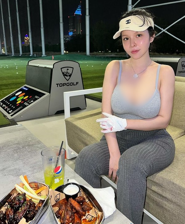 Đáng nói, mọi người bàn tán không phải vì tài năng chơi golf của cô nàng cao siêu mà bởi Mandi ăn mặc quá hở hang, thiếu vải.