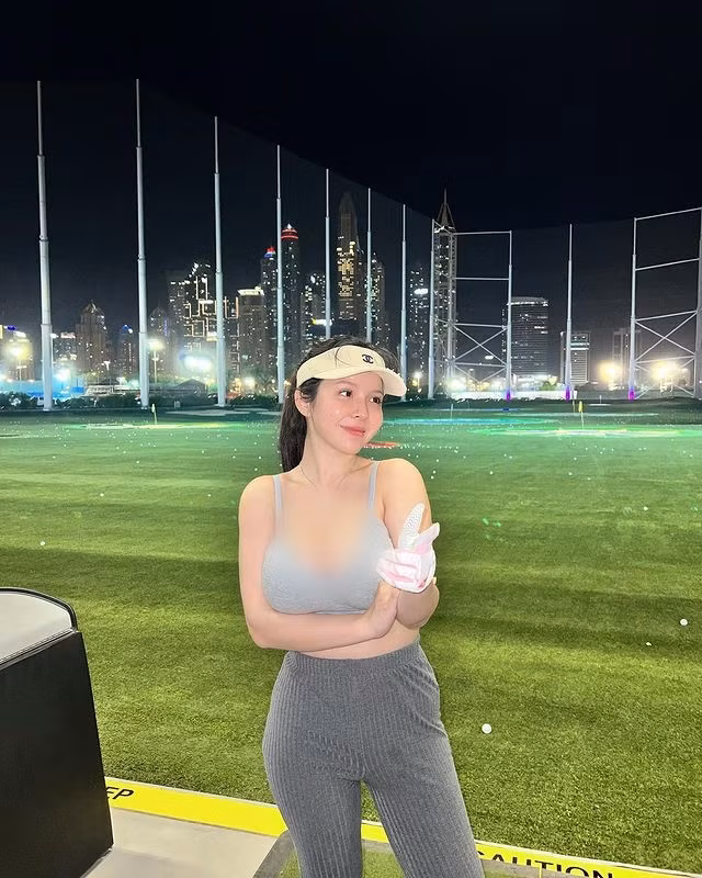 Bất chấp các quy định bất thành văn về việc chơi golf phải ăn mặc lịch sự, chỉn chu, Mandi vẫn một mình một kiểu.