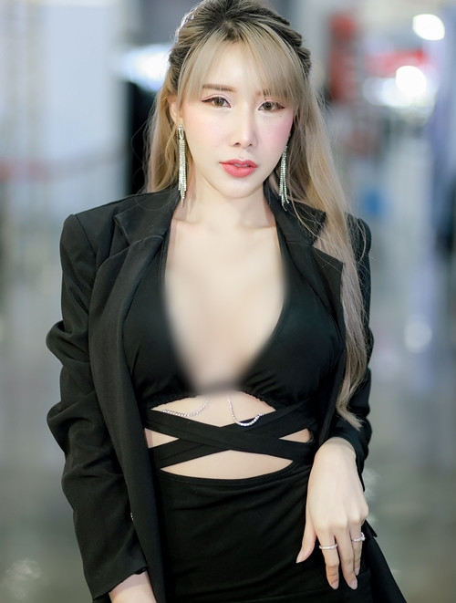 Sống và làm việc ở Bangkok nhưng hễ ở đâu có sự kiện lớn hay triển lãm xe, người hâm mộ đều có thể bắt gặp Khulthira W đang khoe dáng tại đó.