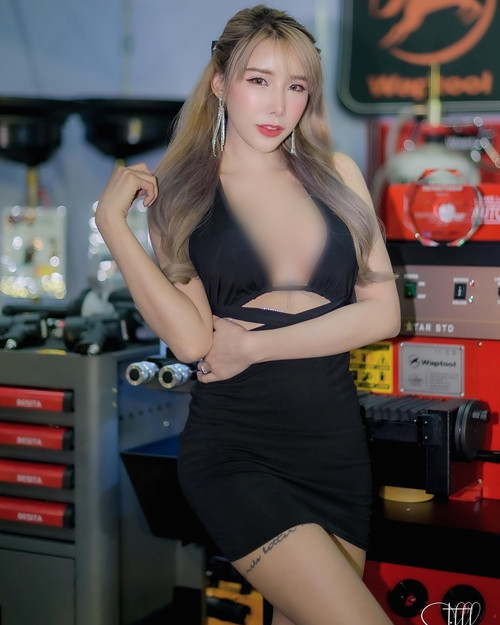 Hiện tại, trang Facebook và IG của Khulthira W có tới hơn 600.000 người hâm mộ theo dõi.