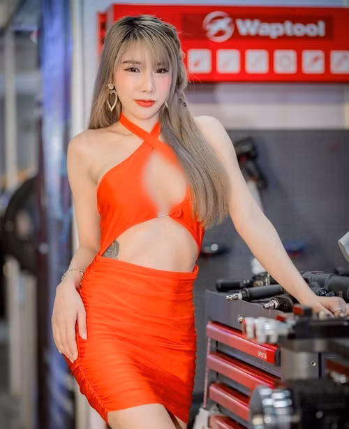 Theo tìm hiểu, Khulthira W hiện là một trong những người mẫu, hot girl gợi cảm khá có tiếng ở Thái Lan.