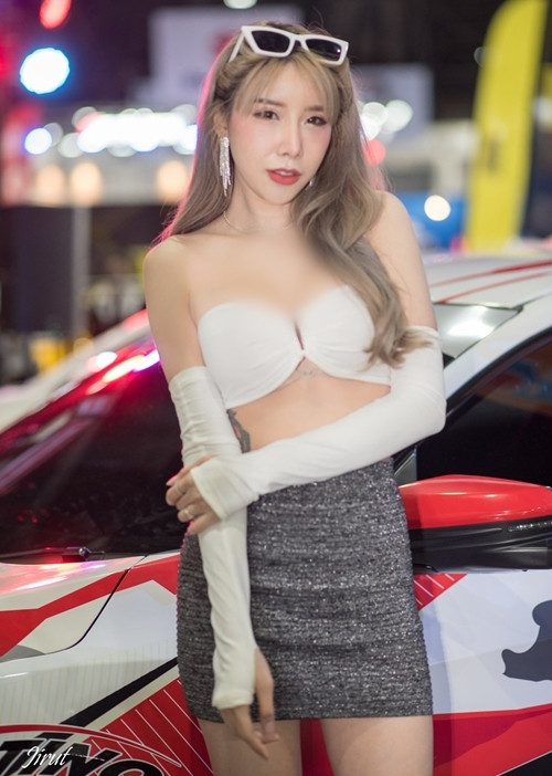 Trước những chỉ trích, châm biếm, hot girl gợi cảm này không phản ứng nhiều, cô cho biết mỗi lần xuất hiện đều vì công việc.
