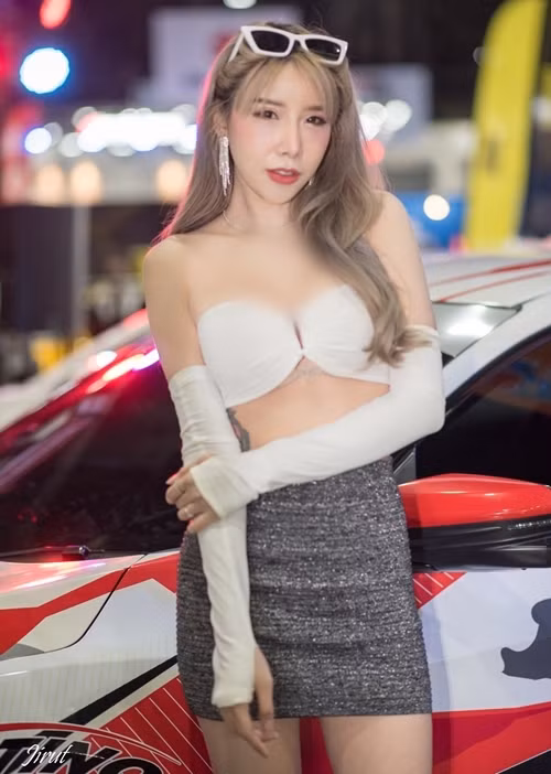 Trước những chỉ trích, châm biếm, hot girl gợi cảm này không phản ứng nhiều, cô cho biết mỗi lần xuất hiện đều vì công việc.