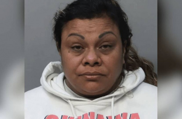 Ban trai thich ngam gai xinh, nguoi phu nu lay kim dam vao mat