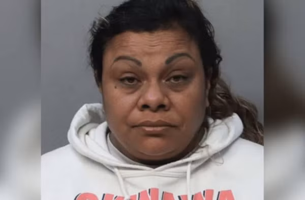 Ban trai thich ngam gai xinh, nguoi phu nu lay kim dam vao mat