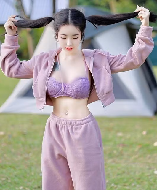 Được xem là hot girl thế hệ mới sở hữu phong cách thời trang táo bạo, Spy ngày càng thu hút sự chú ý.